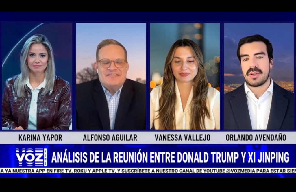 Captura de pantalla de un panel televisivo de Voz News que analiza la reunión entre Donald Trump y Xi Jinping, con la presentadora Karina Yapor y los analistas Alfonso Aguilar, Vanessa Vallejo y Orlando Avendaño, el panelista que comparó a China con un compañero de cuarto en quien no se puede confiar.